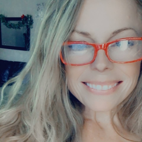 Meet your Posher, Lisa - Picture 2 of 3